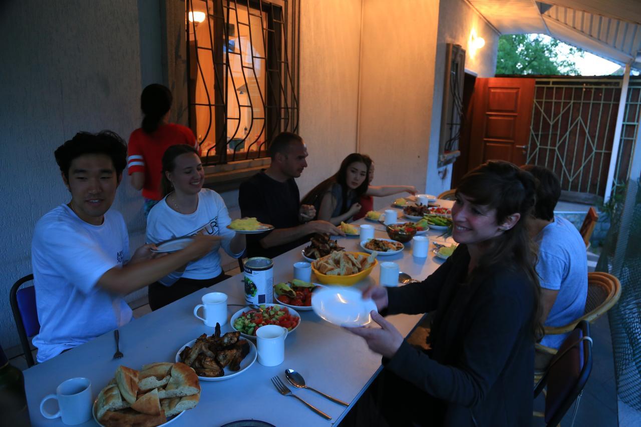 "European" Backpackers Hostel In Almaty Luaran gambar