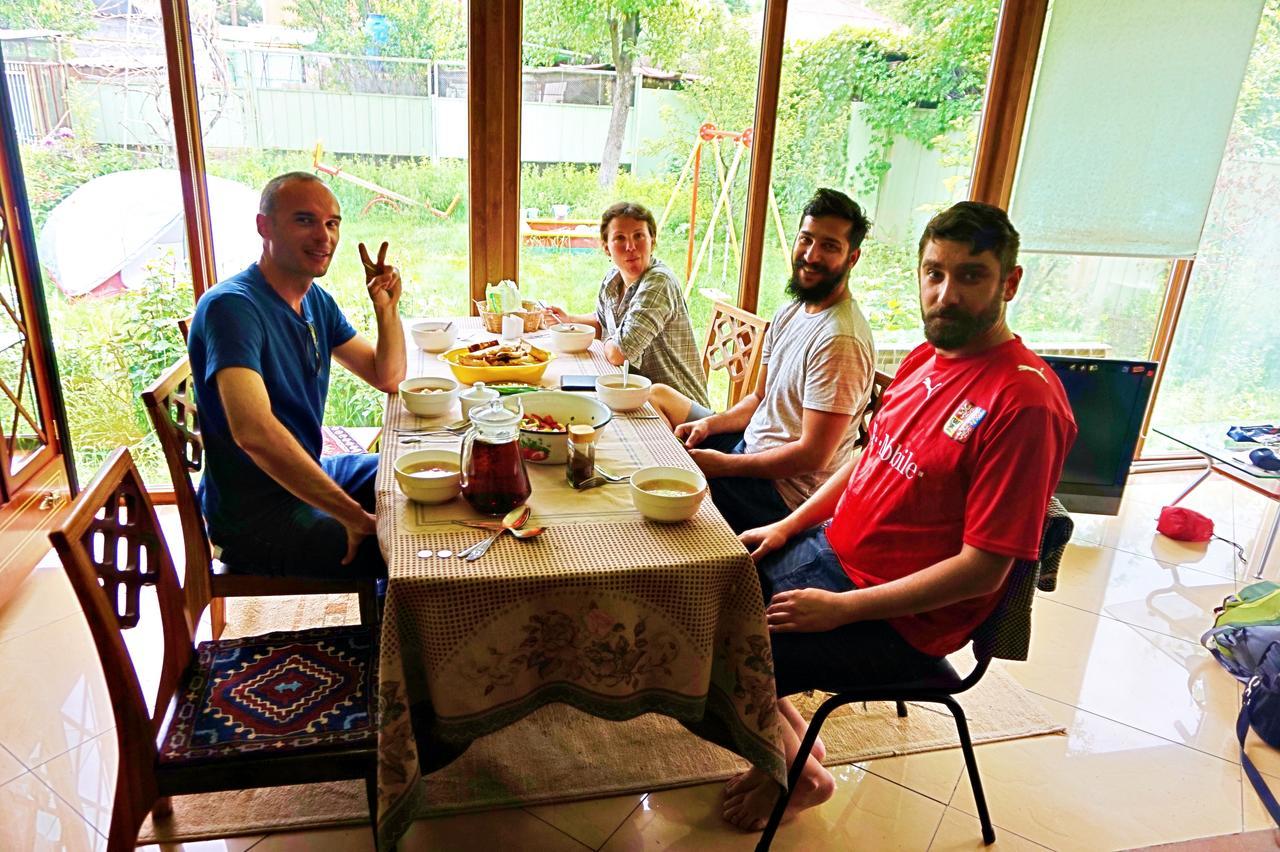 "European" Backpackers Hostel In Almaty Luaran gambar