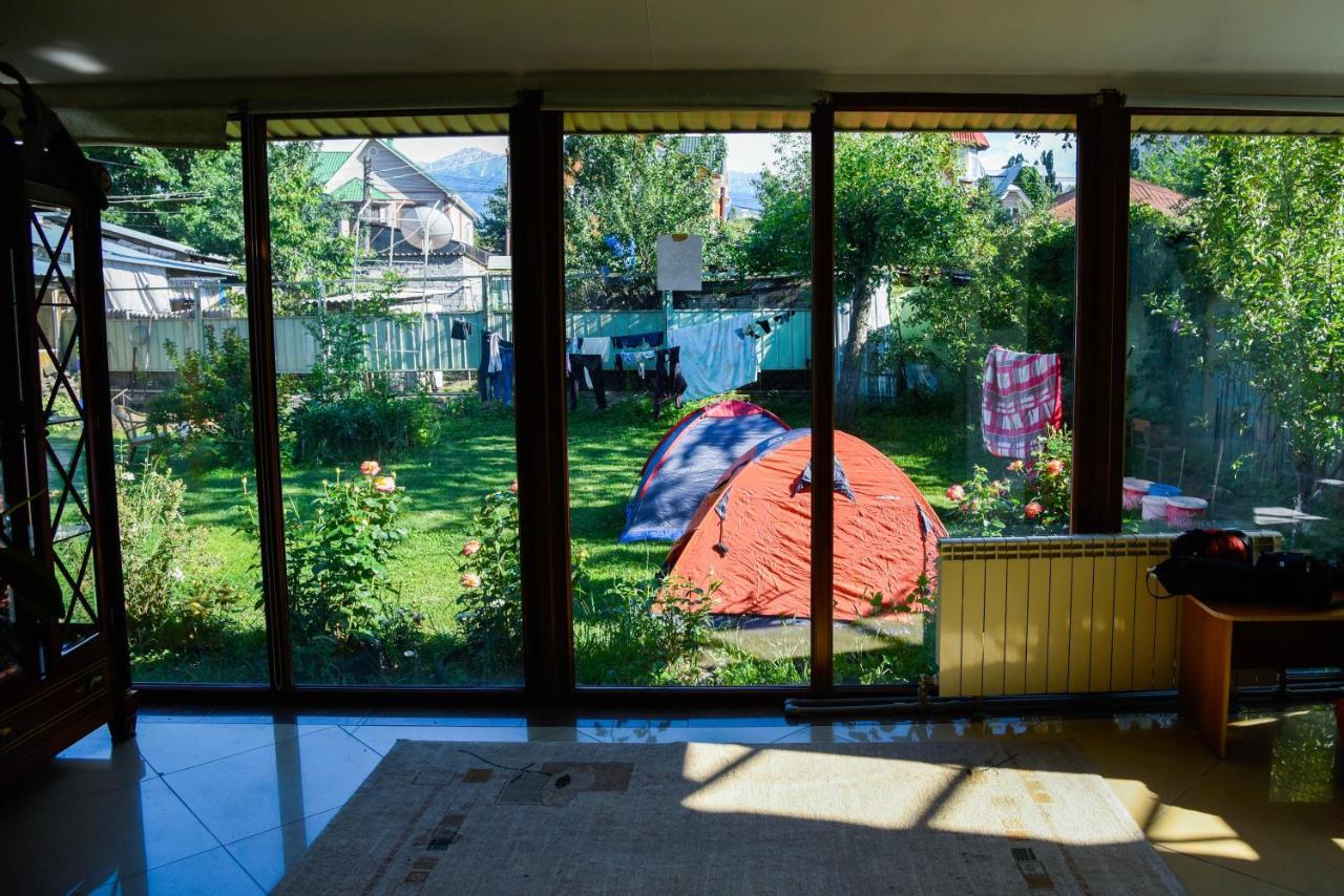 "European" Backpackers Hostel In Almaty Luaran gambar