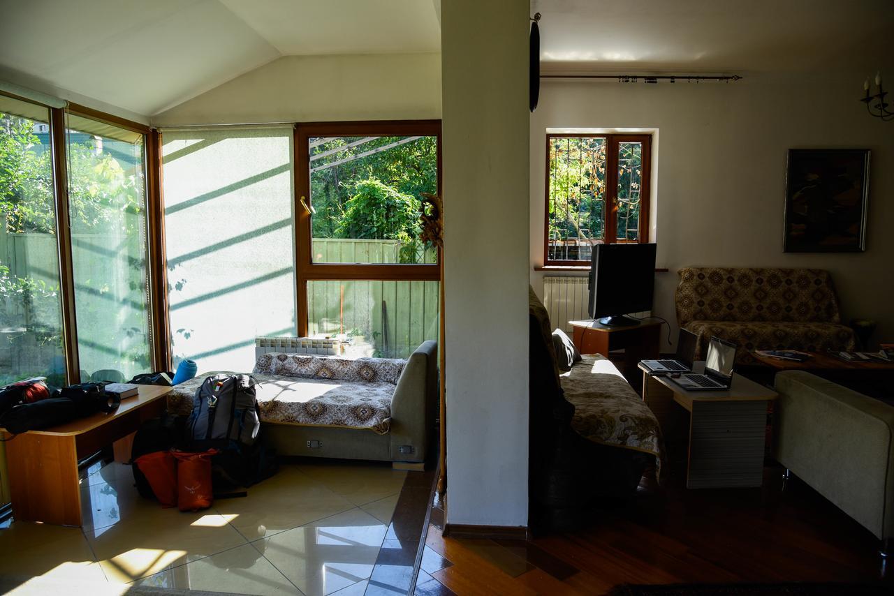 "European" Backpackers Hostel In Almaty Luaran gambar