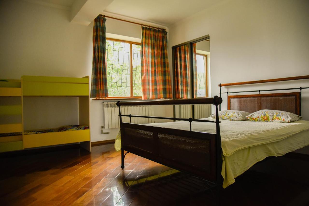 "European" Backpackers Hostel In Almaty Luaran gambar