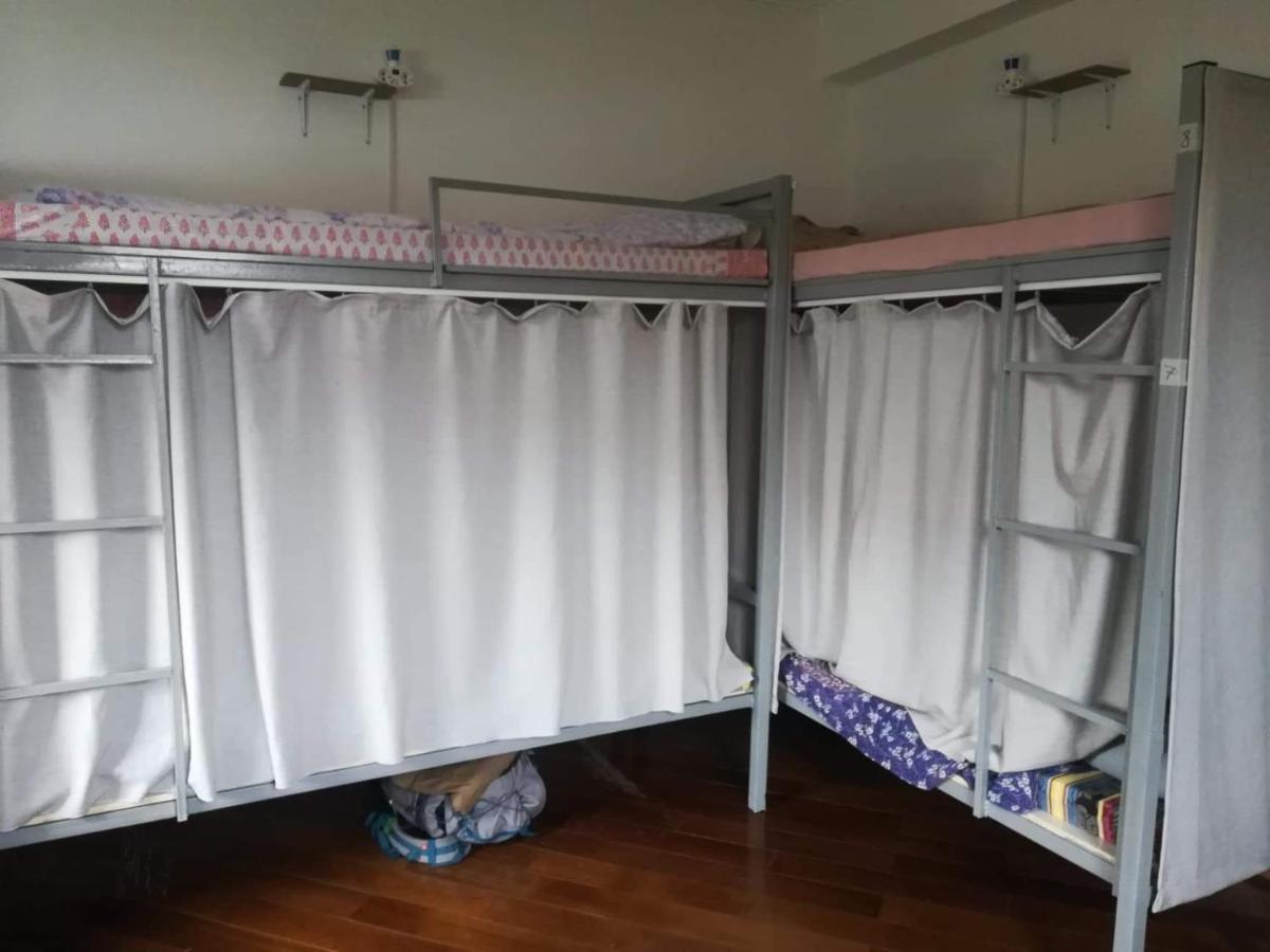 "European" Backpackers Hostel In Almaty Bilik gambar